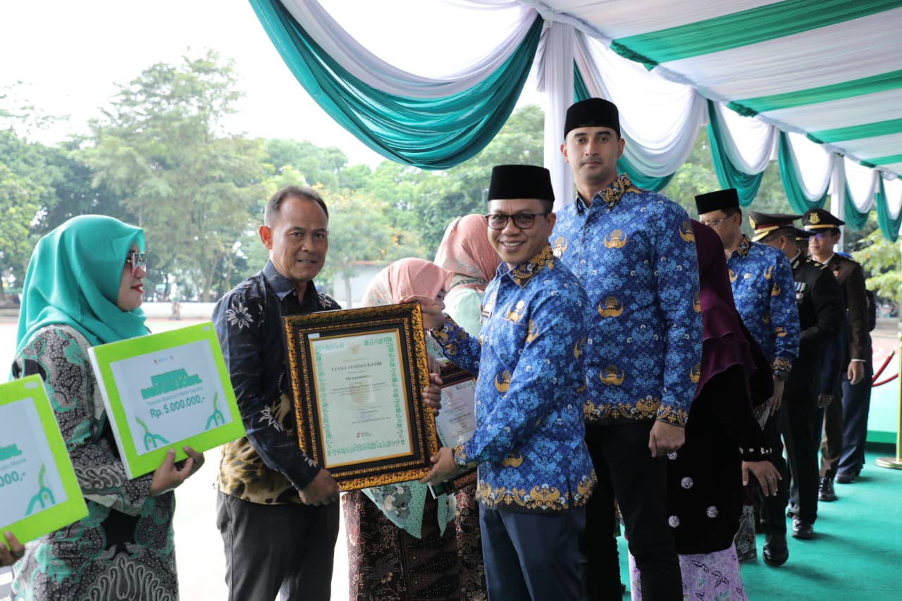 Bupati Bandung Beri Penghargaan Tri Rahmanto Tokoh Inspiratif Penanganan Banjir Dayeuhkolot